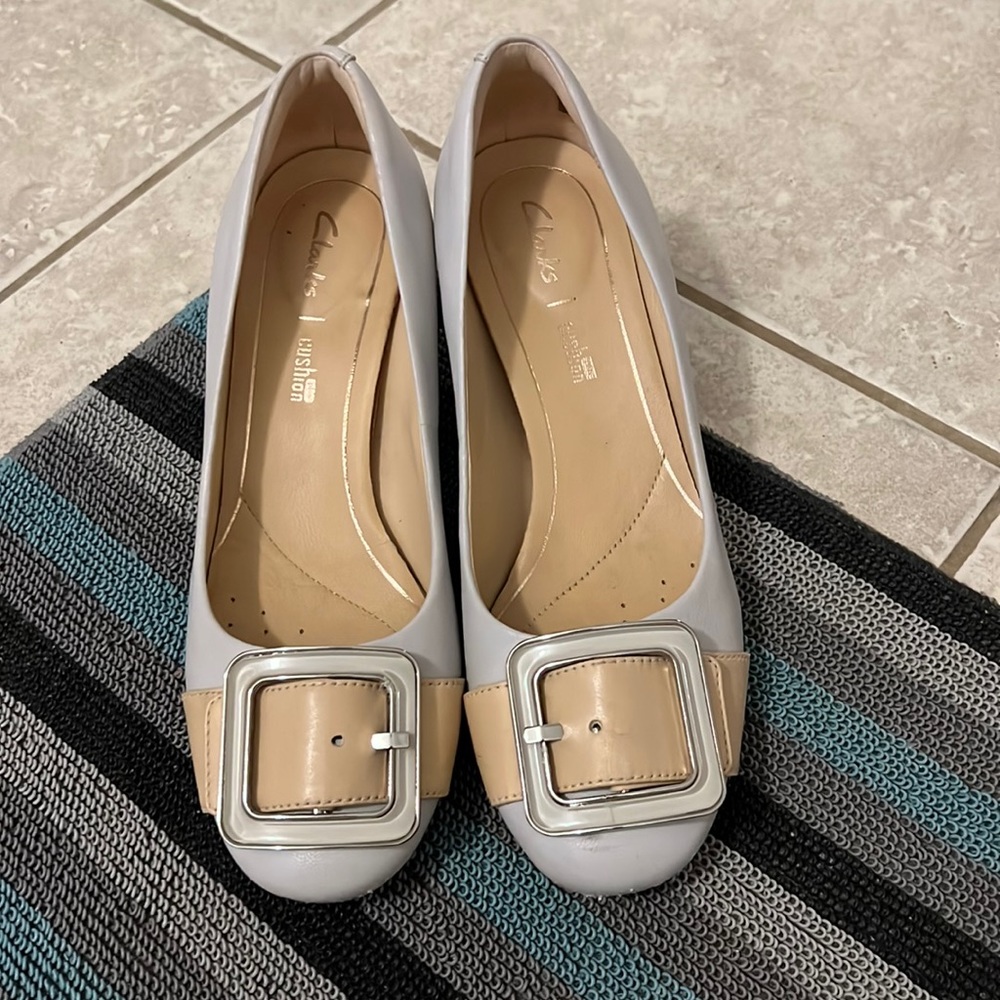 Clarks women shoes .worn few times ,looks like new .so comfy and noble.